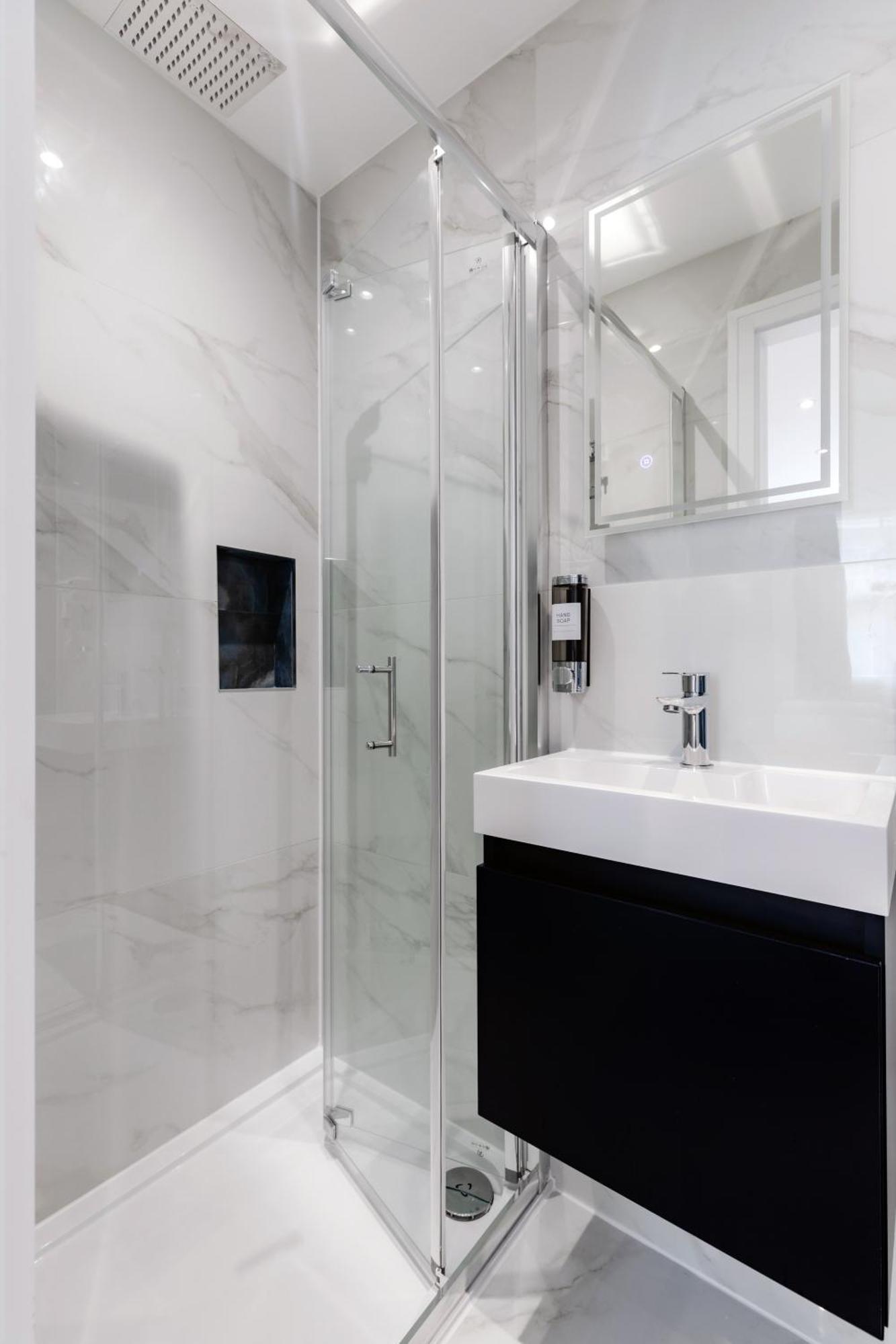 Twin Room Shower,1681714786:JPEG